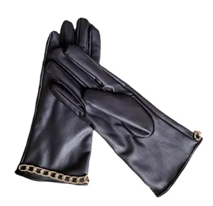 Stilvolle schwarze Damenlederhandschuhe mit goldener Kette, warm und im Punk-Modestil.