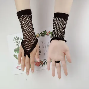 Vue détaillée de gants noirs en résille sans doigts ornés de strass brillants pour soirées.