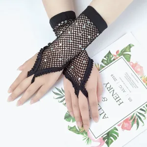 Vue détaillée de gants sans doigts résille strass noirs, accessoires brillants pour fête.