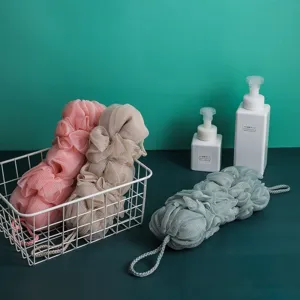 Éponge de bain longue en maille unie avec corde de suspension pour le nettoyage quotidien du corps.