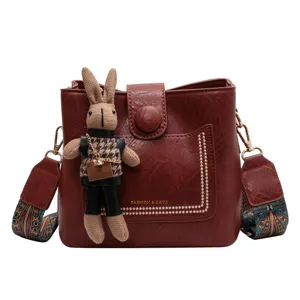 Borsa a tracolla marrone retrò con tracolla larga e ciondolo coniglietto, borsa elegante.
