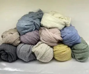 Detalles de bufanda arrugada con textura suave y delicado borde de encaje elegante.