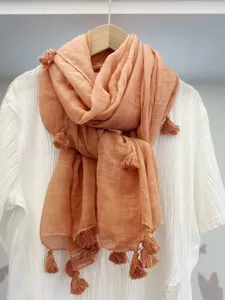 Einfarbiges Baumwoll-Leinen Schal Detail mit eleganten Fransen, sanfter Pfirsichton Damen.