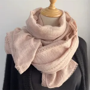 Suave bufanda arrugada rosa para mujer con ribete de encaje, estilo coreano elegante.