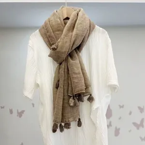 Nahaufnahme Detail des braunen Baumwolle Leinen Schals mit eleganten Quasten auf weißem.