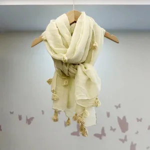 Detailansicht des einfarbigen Leinen-Baumwoll-Schals mit eleganten Fransenakzenten am Saum.