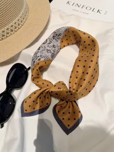 Primer plano de un pañuelo de tacto de seda chic con estampado contrastante y diseño retro.