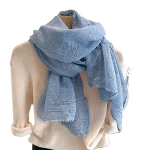 Bufanda arrugada azul con borde de encaje delicado, chal artistico ligero para mujer.