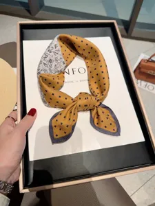 Panuelo cuadrado efecto seda elegante estampado contraste amarillo twilly bufanda moda