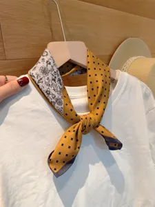Pañuelo cuadrado de tacto de seda para mujer con elegante estampado floral chic.