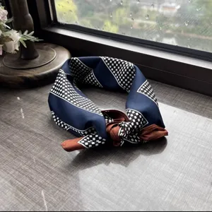Vista detallada de pañuelo cuadrado vintage efecto seda con estampado geométrico, elegante bufanda.