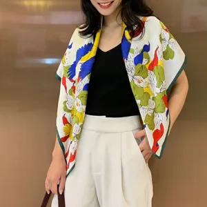 Elegante foulard in seta 90cm con stampa floreale e animale, protezione estiva.