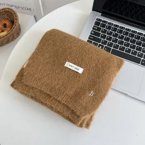 Gedetailleerd overzicht van Koreaanse stijl warme wollen sjaal in camelbruin, zacht accessoire.