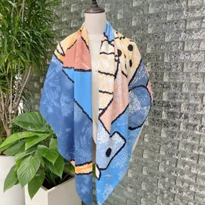 Kleurrijke abstracte zijden sjaal, elegante damessjaal voor lente, zomer en herfstseizoen.