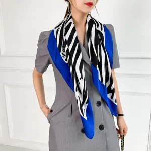 Elegante pañuelo de seda con estampado de cebra, ligero pañuelo azul y negro para mujer.