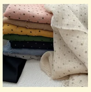 Details zum leichten Pünktchen-Schal, weicher, atmungsaktiver Stoff, elegant für Frühling, Herbst.