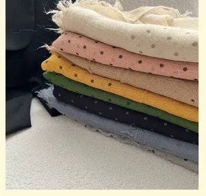 Nahaufnahme von leichten gepunkteten Schals in verschiedenen Farben für stilvolle Herbstmode.