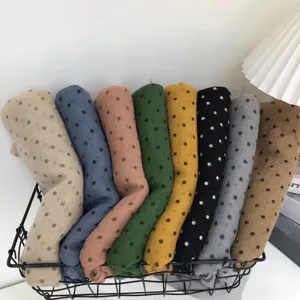 Polka Dot Schal Detail mit gerollter Textur, leichtes Material in vielen Farben.