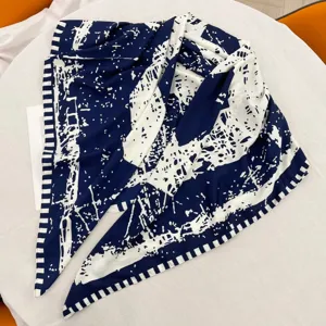 Détails du carré de soie abstrait bleu et blanc, grand châle polyvalent pour l'été.