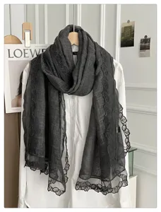 Effen donkergrijze sjaal met delicate kantrand, elegante katoenen linnen look sjaal voor dames.