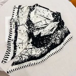 Grand foulard carré en soie abstrait noir et blanc, élégant châle pour femmes.