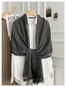Donkergrijze doorschijnende sjaal met fijne kantrand, elegante gedrapeerde stijl voor dames.