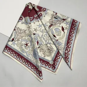 Vista detallada del pañuelo cuadrado de seda sintética con estampado marino para mujer.