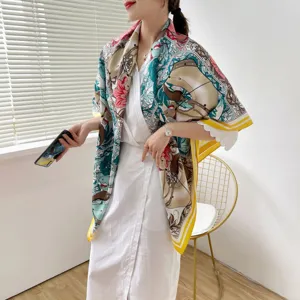 Detailansicht einer Frau mit einem luxuriösen Seidenschal mit klassischem Reitermotiv.