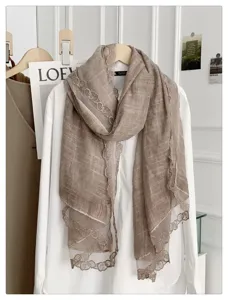 Elegante beige sjaal met delicate kantrand, perfect voor de lente en herfst dagelijkse stijl.