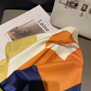 Γεωμετρικό μεταξωτό τετράγωνο μαντήλι με print μπλοκ χρώματος για γυναίκες κομψό.