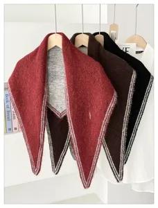 Vista detallada del pañuelo chal triangular de punto suave, accesorio de moda de invierno.