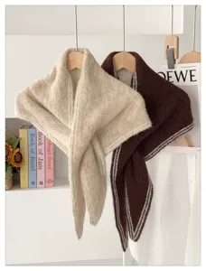 Pañuelo triangular de punto para mujer, chal de invierno suave y calentador de cuello elegante.