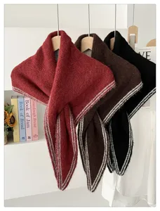 Bufanda triangular de punto acogedora para mujer, chal de invierno suave con borde a rayas.