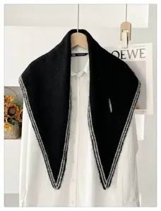 Elegante bufanda triangular de punto negro con rayas blancas, chal de invierno acogedor.