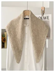 Cómoda bufanda triangular de punto para mujer, suave chal de invierno cálido y cuello elegante.