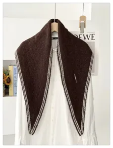 Chic bufanda triangular de punto marrón con borde de rayas blancas, elegante chal de invierno.