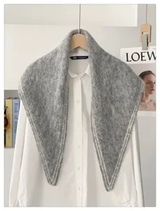 Bufanda triangular de punto gris para mujer, chal cálido de invierno y accesorio de moda.