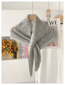 Bufanda triangular de punto gris para mujer, chal suave y cálido de invierno elegante y versátil.