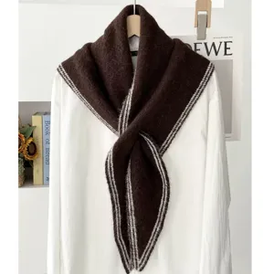 Cómoda bufanda triangular de punto marrón para mujer, elegante chal cálido de invierno.
