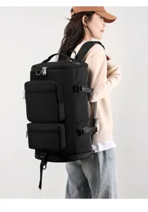 Seitenansicht eines großen schwarzen Reise-Rucksacks mit vielen Taschen am Modell