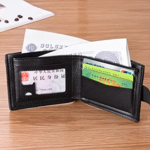 Dettaglio del portafoglio maschile in pelle con slot per carte e finestra per documenti.