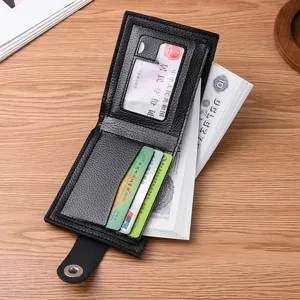 Vista interna dettagliata di un portafoglio nero da uomo con slot per carte e finestra per ID