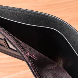 Dettaglio interno di un portafoglio da uomo in pelle con tasca per monete a zip.
