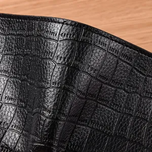 Dettaglio macro di un portafoglio nero da uomo con trama a coccodrillo impressa
