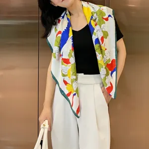 Dettaglio di un foulard di seta di lusso con stampe di animali e fiori per le donne.
