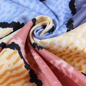 Close-up van een kleurrijke zijden sjaal voor dames, zachte textuur met abstract patroon.