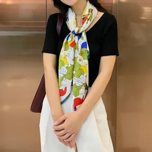 Foulard quadrato in seta da donna con stampa floreale e animale colorata, accessorio chic.