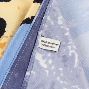 Detailopname van de bedrukte sjaal met zijdezachte touch, gladde stof en fijne stiksels.