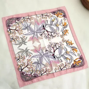 Detailansicht edles Seidentuch mit Blumenmuster, rosa Rand, stylisches Frühlingsaccessoire.