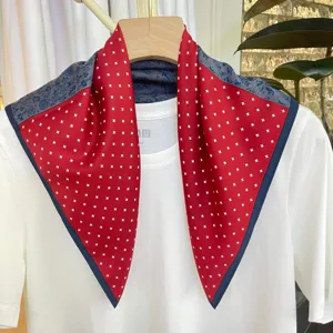 Chic pañuelo cuadrado efecto seda de lunares rojos con borde estampado azul elegante